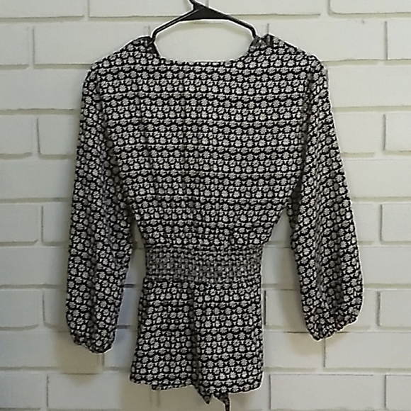 NWT Max Studio Black/White Tie Front V-Neck Blouse. Size Small - Picture 6 of 10